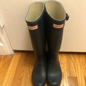 HUNTER RAIN BOOTS - SIZE 6 - NAVY BLUE